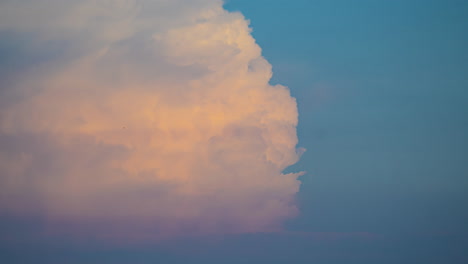 Timelapse-shot-of-fluffy-white-cloud-movement-on-a-cloudy-day