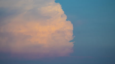 toma de lapso de tiempo del movimiento de la nube blanca esponjosa en un día nublado