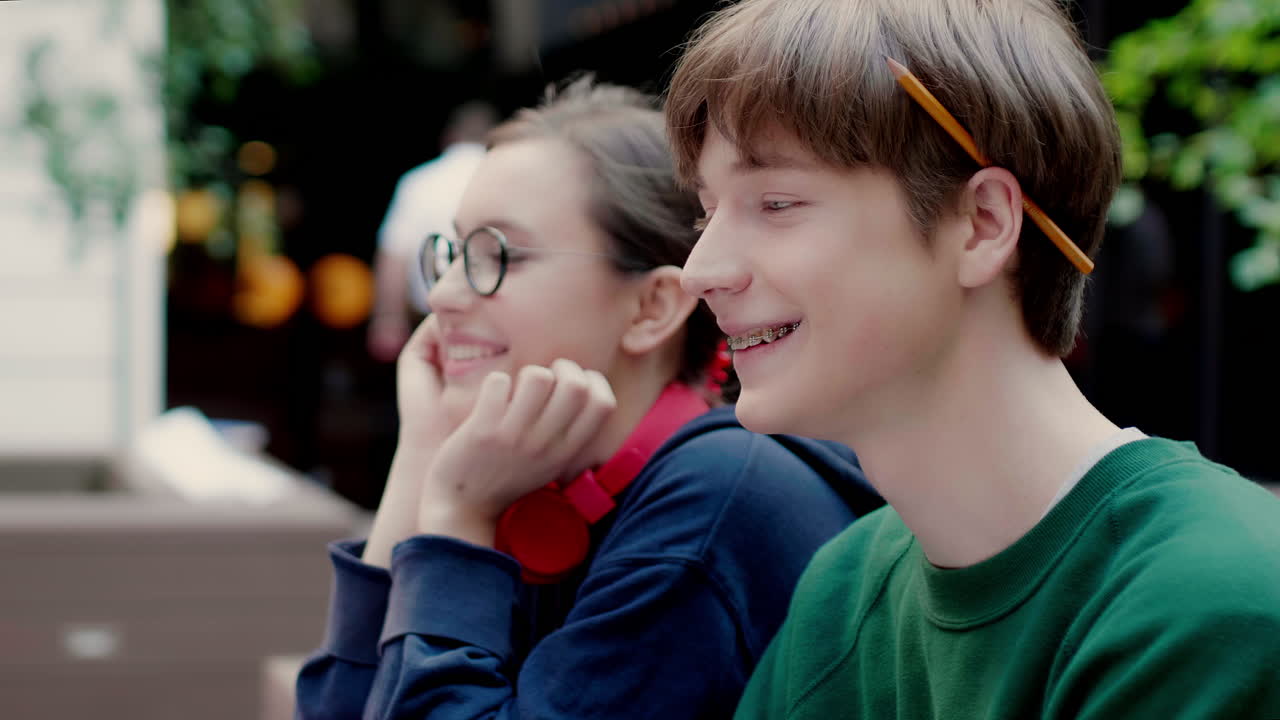 двое белых друзей в университетском кампусе.