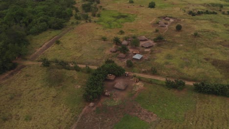 Luftdrohnenaufnahme-Eines-Traditionellen,-Kleinen-Und-Armen-Dorfes-Inmitten-Einer-Naturlandschaft-In-Afrika
