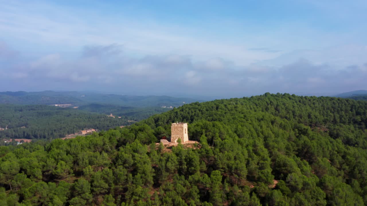 Vista aerea di un'antica torre medievale circondata da una foresta in Catalogna