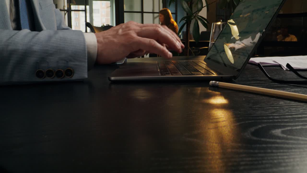 Homem de negócios a trabalhar num portátil.