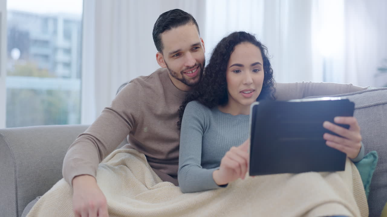 tableta, pareja y hogar con serie