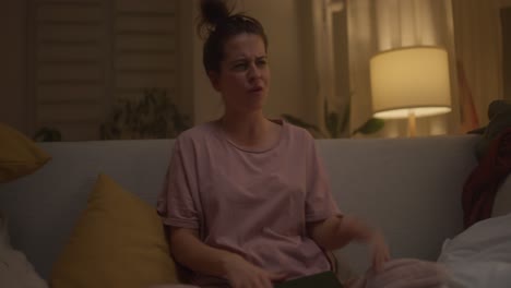 mujer bailando en el sofá en casa