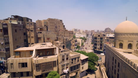 vista de la ciudad antigua desde el minarete de la mezquita ibn tulun en el cairo, egipto durante un día soleado