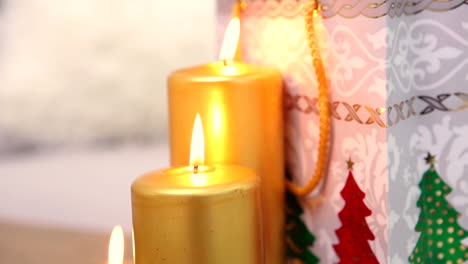 mesa de café con bolsa de regalos de navidad y velas