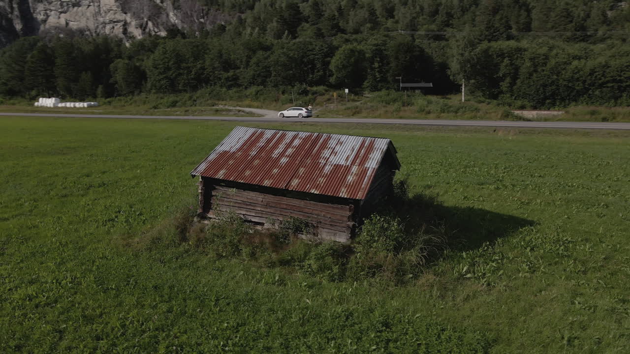 초록색  에 있는 고 작은 나무 집 의 공중 사진 - 드론 촬영