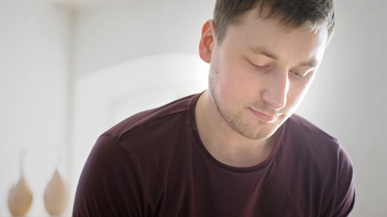 아래를 바라보는 남자의 클로즈업