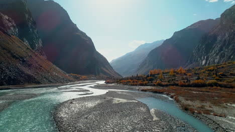 los arroyos de los ríos se ramifican en un soñador valle de las montañas del himalaya con colores de otoño.