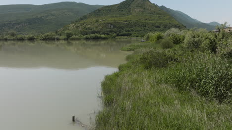 Peaceful-Water-Of-Mtkvari-River-And-Lush-Valley-Near-Mtskheta-In-Georgia