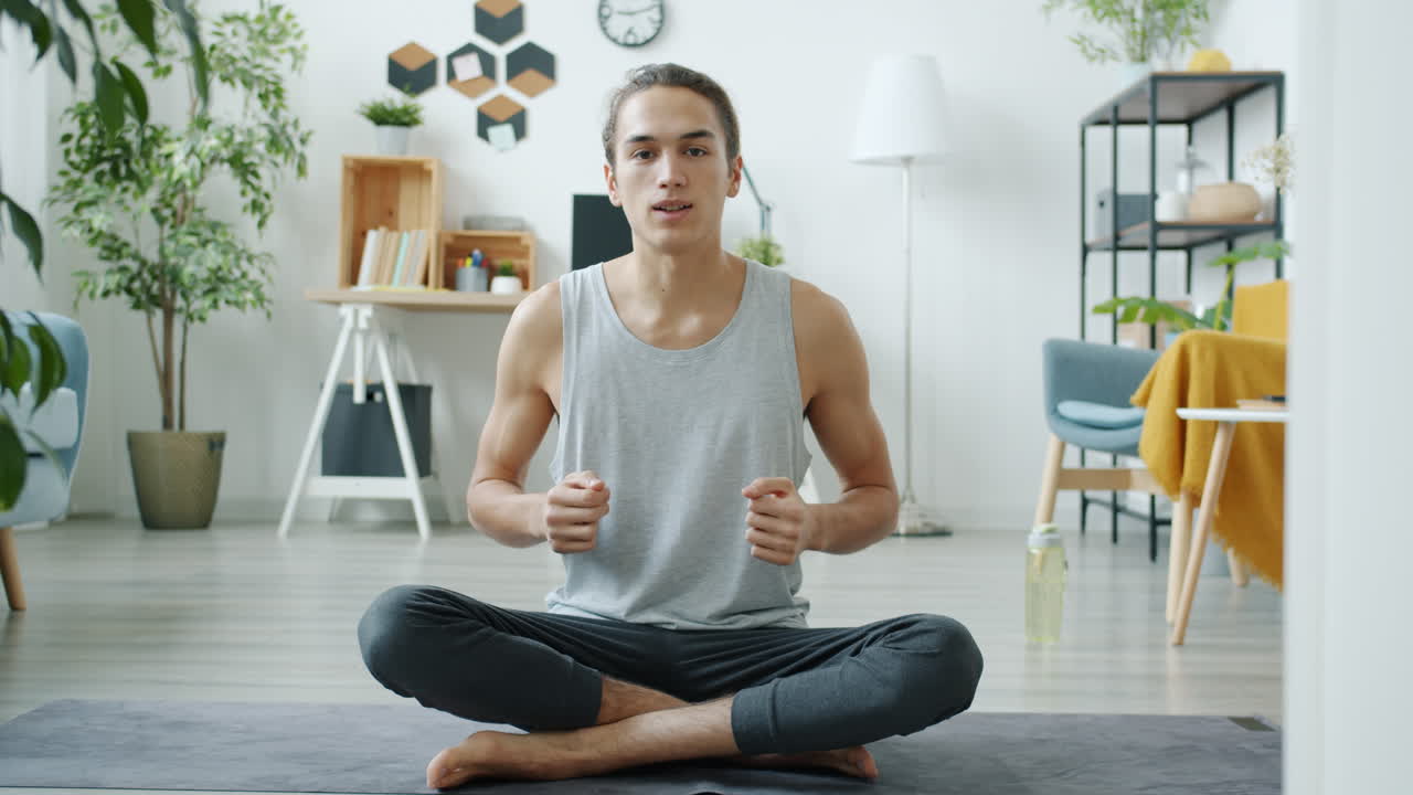 hombre practicando yoga en casa