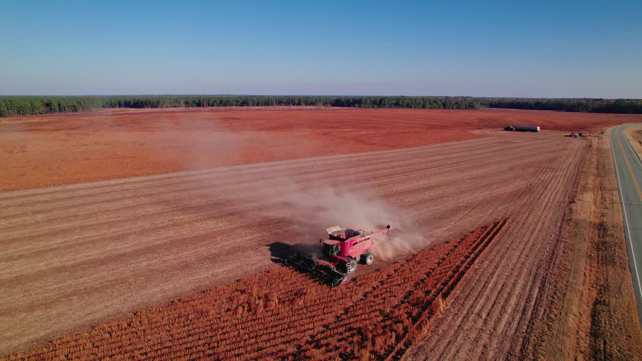 vista aérea de un tractor agrícola que se mueve a través de campos de soja no modificada genéticamente