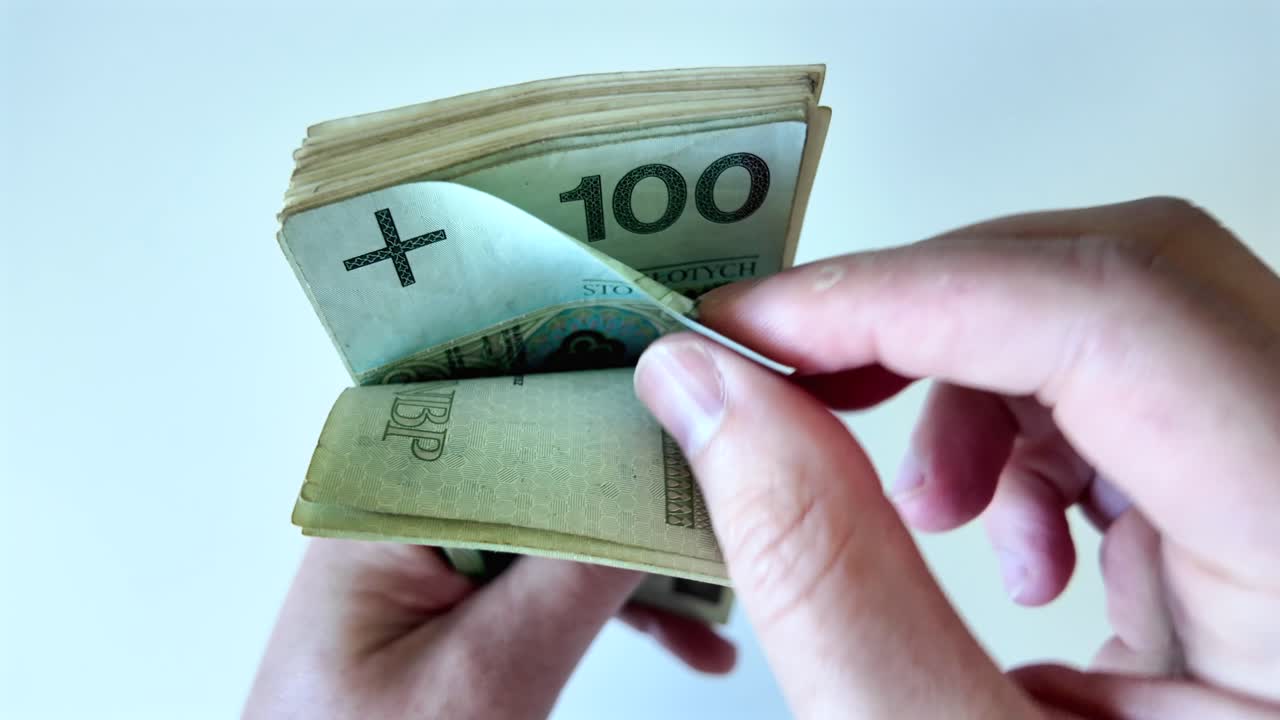 느린 움직임으로 지폐를 계산합니다.