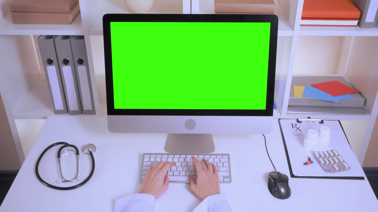 las manos de la enfermera ingresando datos en la computadora portátil