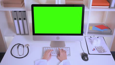 las manos de la enfermera ingresando datos en la computadora portátil