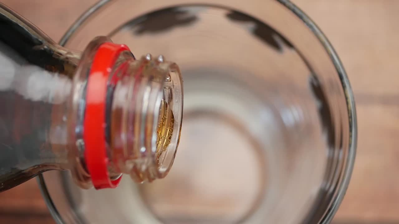 vertiendo cola en un vaso