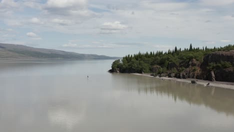 Leute,-Die-Am-Strand-Und-Im-Wasser-Von-Lagarfljot-In-Island-Spielen,-Aus-Der-Luft