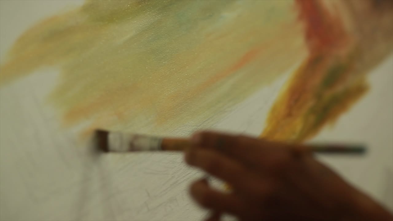 hombre dibujando sobre lienzo - sesión de pintura