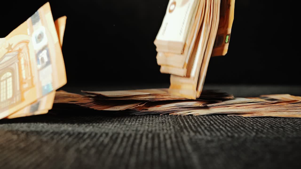 Euro-Banknoten fallen in Zeitlupe, eine fragile Finanzordnung symbolisierend