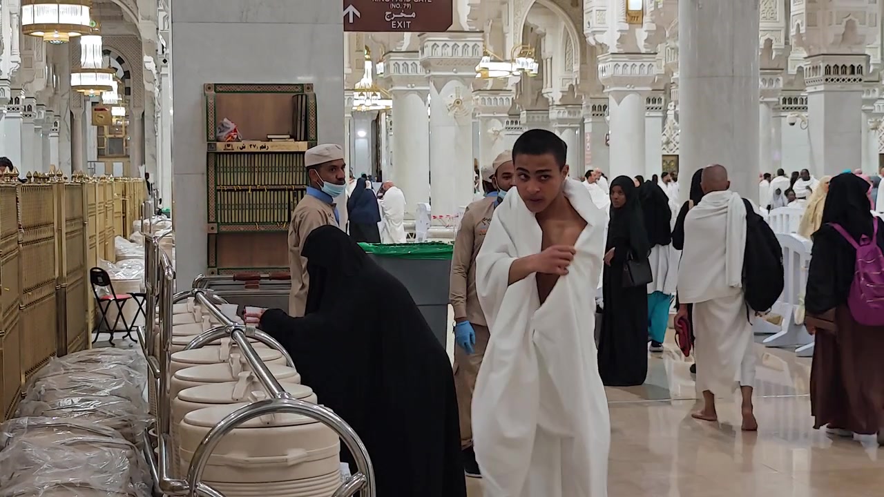 Pellegrini che bevono l'acqua di Zamzam alla Grande Moschea della Mecca