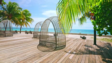 amplia toma estática de un complejo de playa de lujo tropical a la orilla del mar