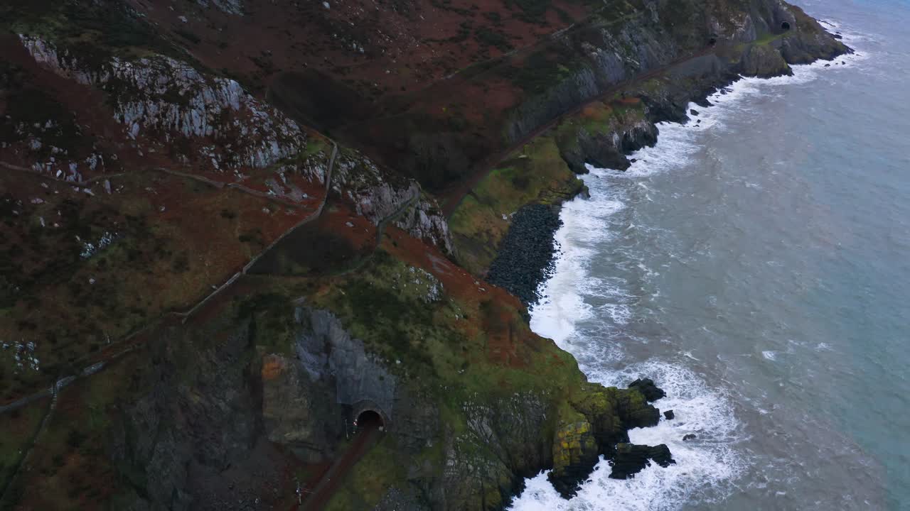 Vista aerea del Bray Head Mountain lungo la costa frastagliata con tunnel ferroviari e sentieri escursionistici