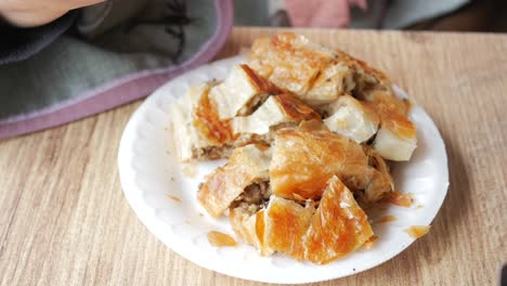 se está comiendo börek turco
