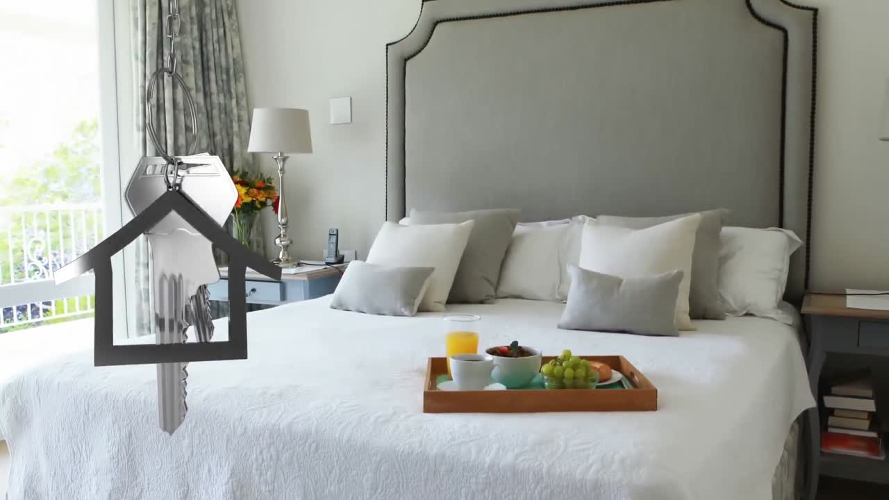 집 키와 키  ⁇ 이 배경에 침실 위에 매달려 있습니다.