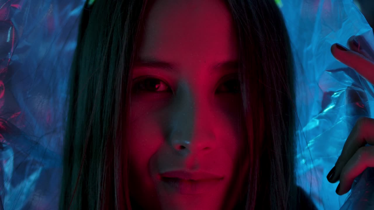 tecnología moderna que utiliza reconocimiento facial biometría personas. identificación facial de persona. joven hermosa mujer mirando a la cámara y retrato de detección de alta tecnología. identificación de protección de seguridad cibernética escaneada de primer plano 4k