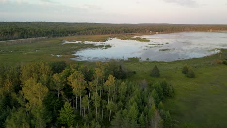 Vista-Aérea-De-La-Bahía-De-Mackinac-Al-Atardecer,-Islas-Les-Cheneaux,-Michigan