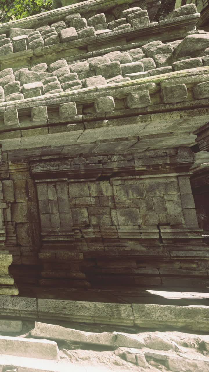 Antico tempio di pietra rivela la storia sotto la calda luce del sole in Cambogia