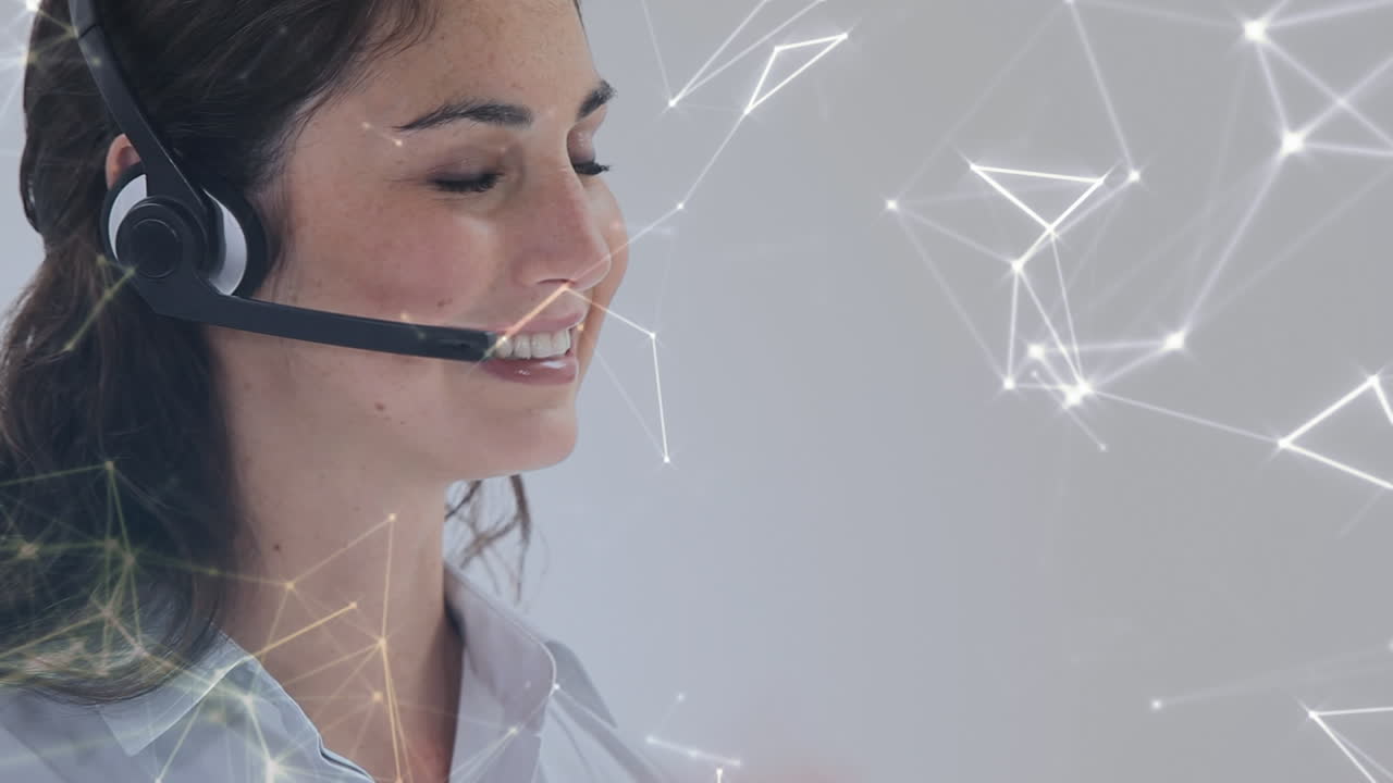 Animazione di rete di connessioni su consulente donna caucasica felice
