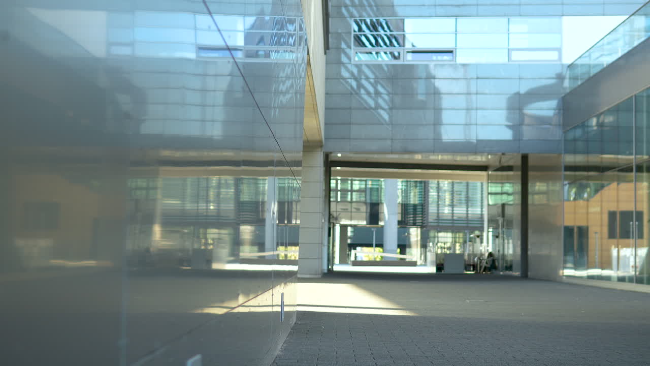 반사와 열린 공간을 가진 유리 건물 정면