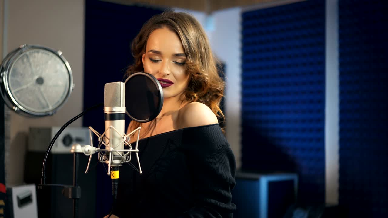 Bella donna che canta in un grande microfono