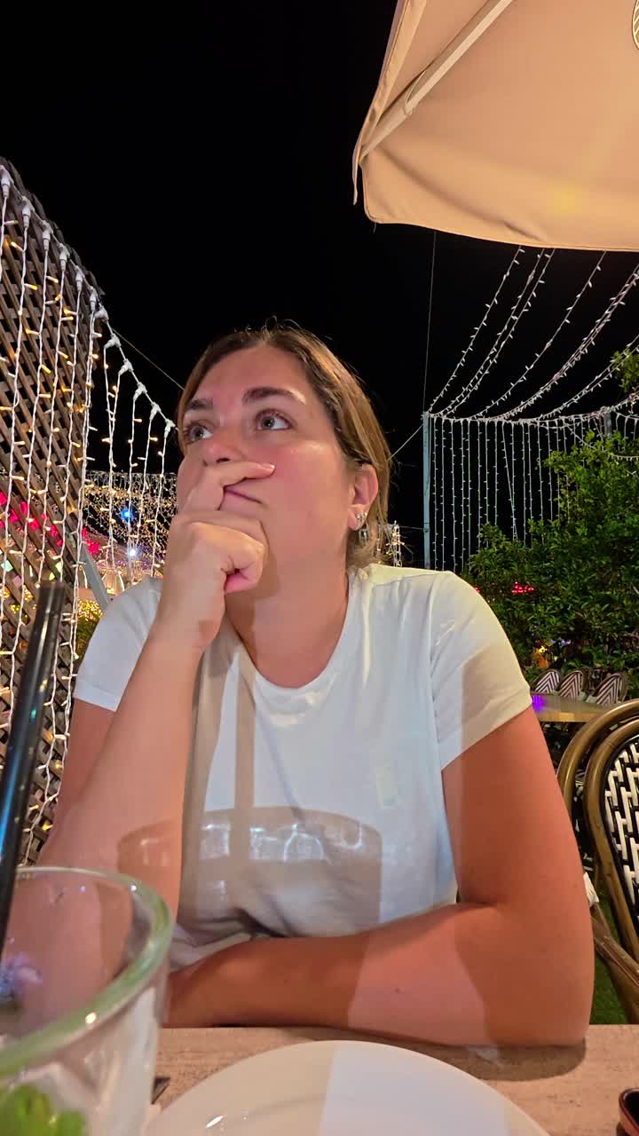 Kvinde på udendørs café