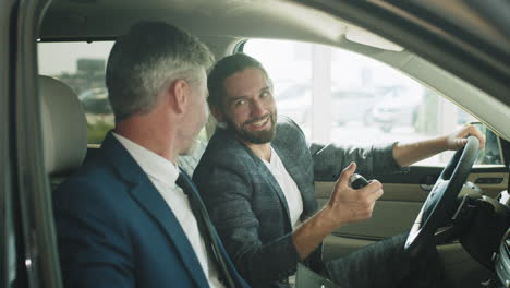 hombres discutiendo la compra de automóviles en el concesionario