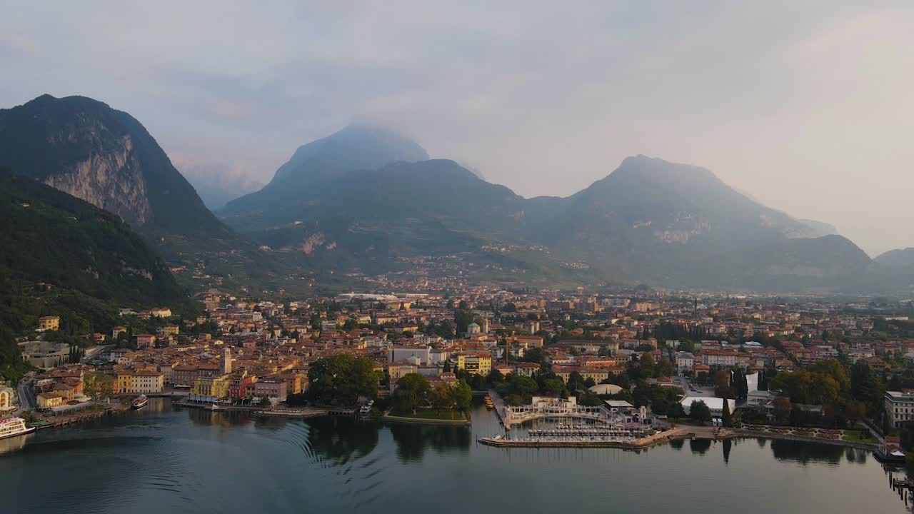 이탈리아 리바 델 가르다 시의 드론 공중 하이퍼랩스 타임랩스, 항구 옆 호수에서 보트 항해