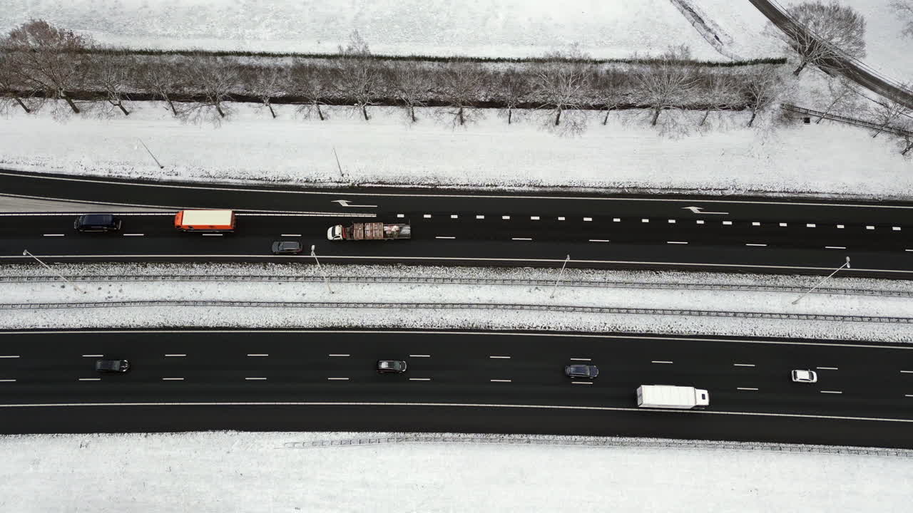 네덜란드 아메르스포르트 (amersfoort) 에서 눈이 쌓인 풍경과 고속도로 a1