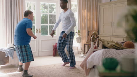 Padre-Feliz-Bailando-Con-Su-Hijo-Adolescente-Divirtiéndose-Disfrutando-De-Un-Baile-Divertido-Disfrutando-Del-Fin-De-Semana-En-Casa-Usando-Pijamas