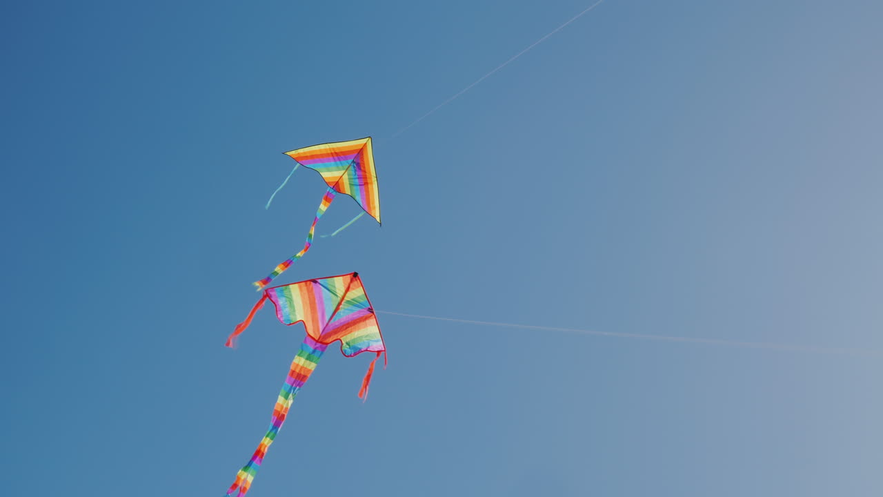 dos cometas se elevan cerca en lo alto del cielo concepto de sincronización y control preciso
