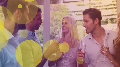 animación de puntos amarillos sobre felices amigas y amigos caucásicos bebiendo vino y hablando