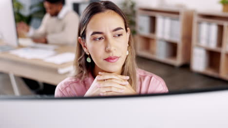 confundido, oficina y mujer de negocios en la computadora