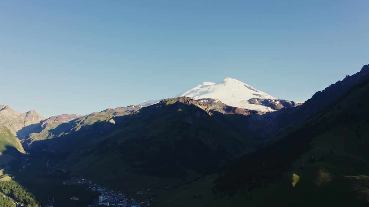 눈 인 꼭대기 를 가진 웅장 한 산맥
