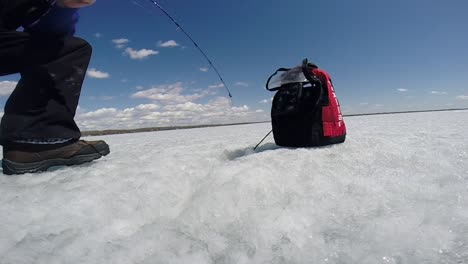 Un-Pescador-Sacando-Peces-De-Un-Agujero-En-El-Hielo-Con-Un-Buscador-Electrónico-Colocado.