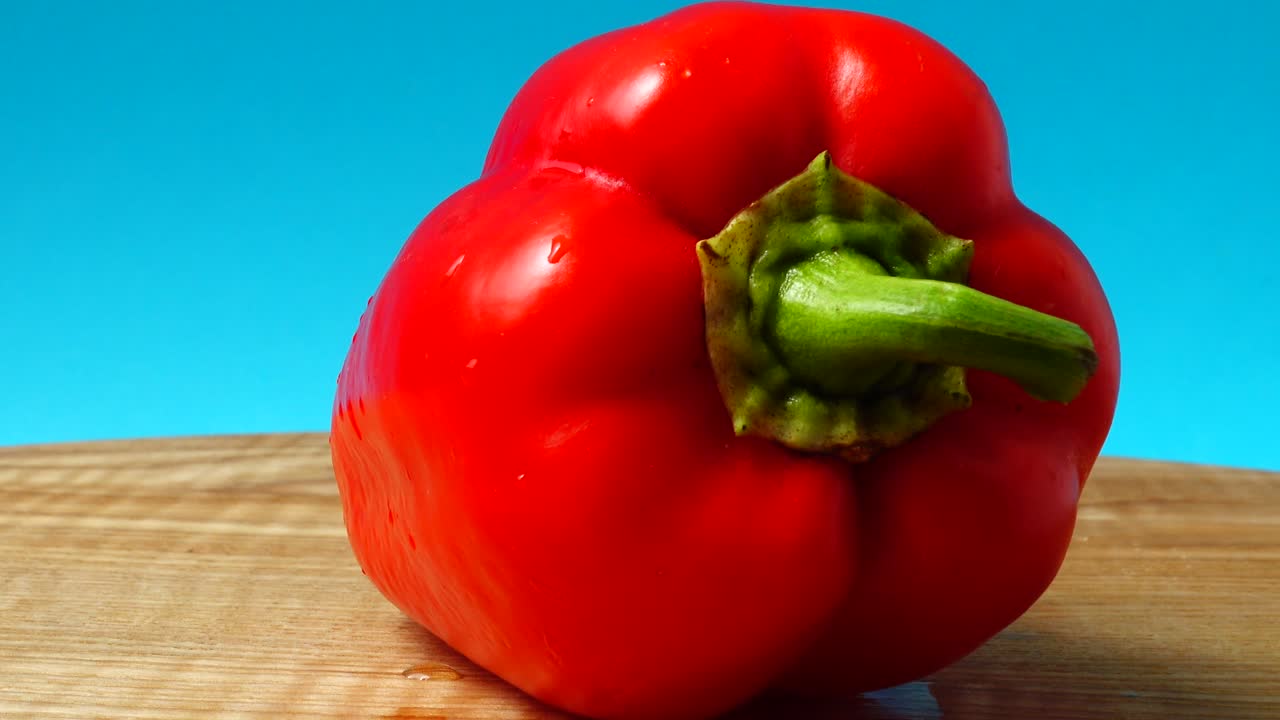 Peperone rosso dolce. Scatto in movimento