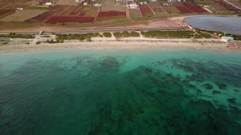 Vista-De-Una-Playa-En-Puglia,-Italia