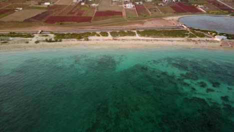 vista de una playa en puglia, italia