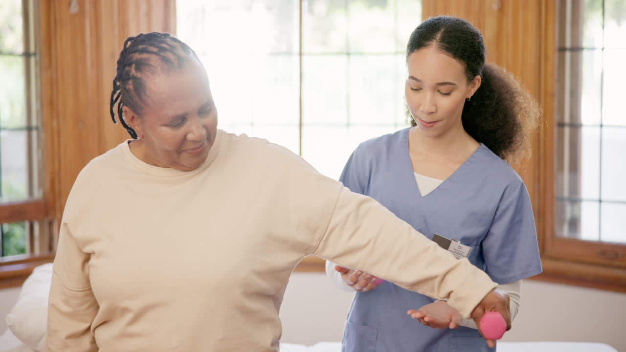 anciano, persona y enfermera o ejercicio con pesas