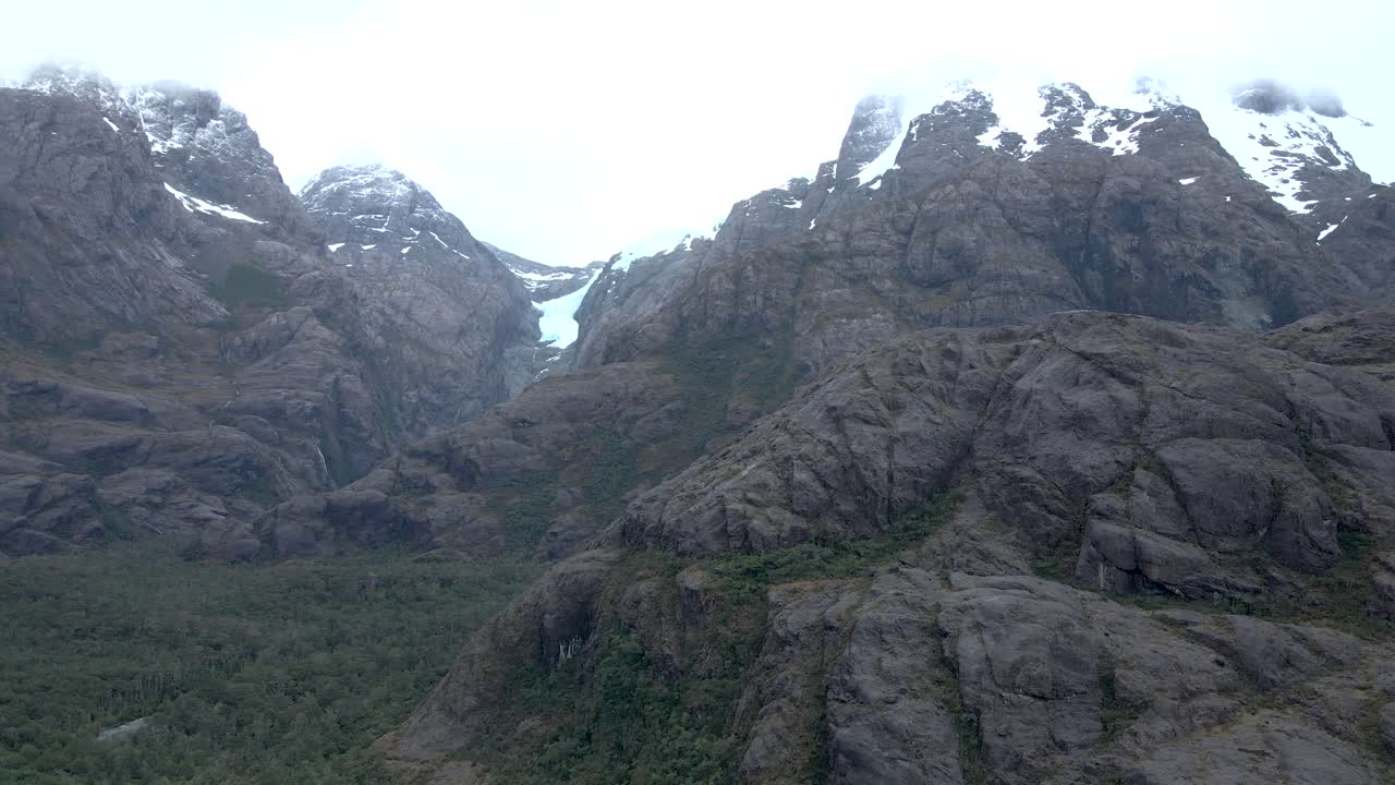 Calbuco, Cile, Patagonia, fiume, lago, natura, montagna, alberi, nuvole, inverno, crepuscolo, mattina, drone