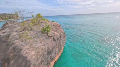 Vuelo-Aéreo-Fpv-Sobre-La-Costa-Rocosa-Y-El-Agua-Turquesa-Del-Mar-Caribe